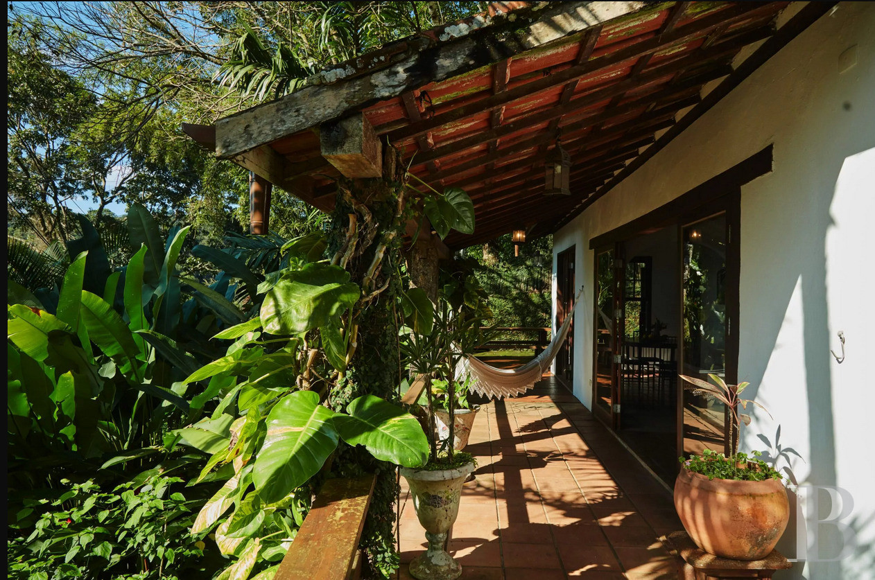 A colonial-inspired house surrounded by nature in Picinguaba, on the Brazilian coast between São Paulo and Rio de Janeiro - photo  n°17